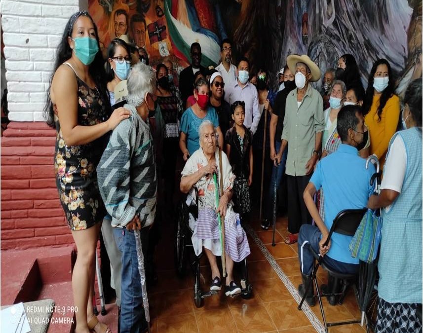 Entrega de 30 bastones de apoyo para personas de la 3ra. edad enTixtla