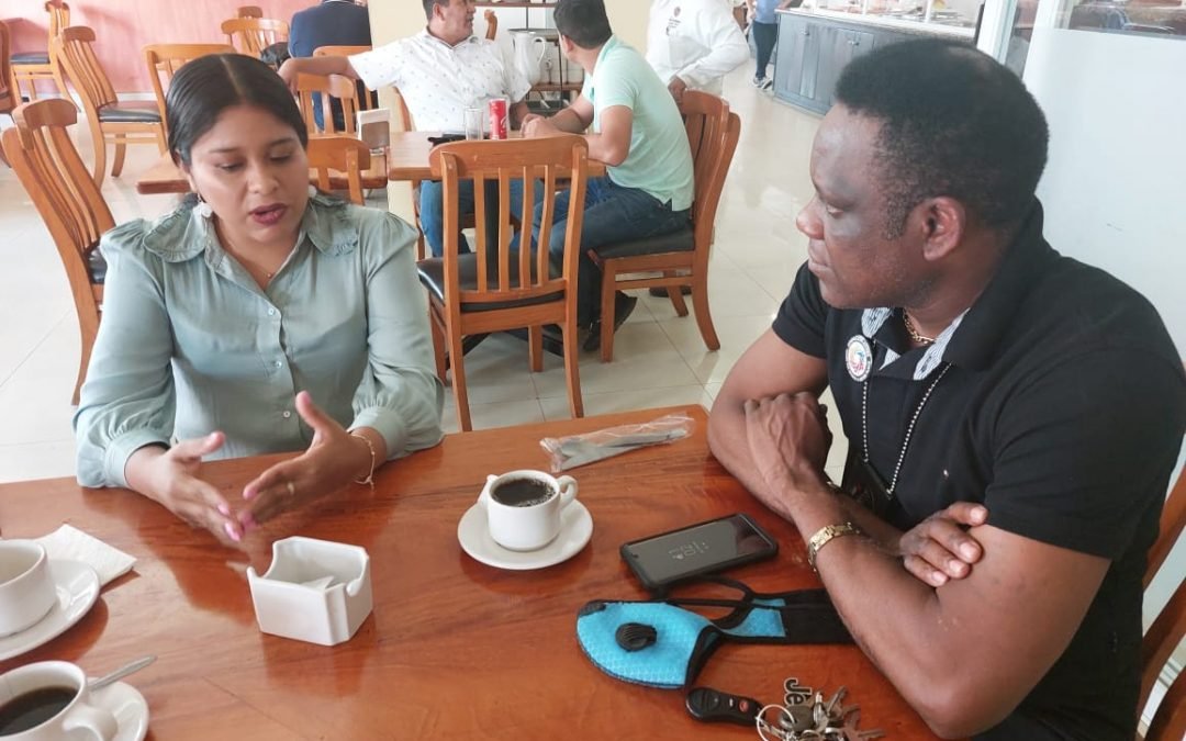 Reunión, con La presidenta municipal de Frontera Hidalgo. Juani de la Cruz.